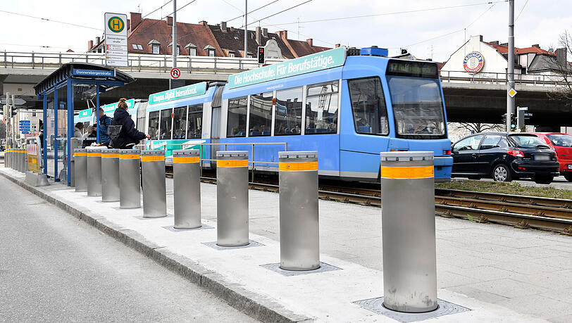 Das Warteh&auml;uschen an der Tramhaltestelle Donnersbergerstra&szlig;e wird nun durch Poller gesch&uuml;tzt.