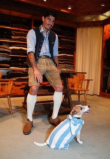 Die Neu-Löwen werden fit für die Wiesn gemacht und bekommen Lederhosen bei Lodenfrey verpasst. Die AZ war bei den Anprobe dabei. Die Bilder