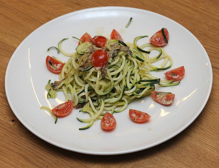 Die neue Rohkostküche ist vor allem eines: kreativ. Hier die Zucchini-Pasta mit dehydrierten Austernpilzen in Hanfsamen-Dillsauce.