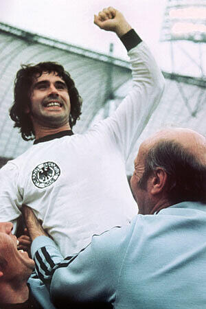 Der bis heute erfolgreichste Bundestrainer Helmut Schön (hier mit Gerd Müller)