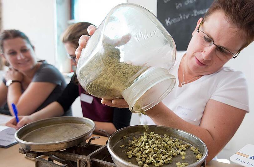 "Brauen, nur für Frauen!": Die Bilder vom speziellen Bierbrau-Seminar in Unterfranken.