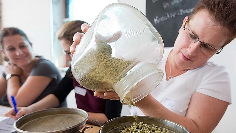 "Brauen, nur für Frauen!": Die Bilder vom speziellen Bierbrau-Seminar in Unterfranken. "Brauen, nur für Frauen!": Die Bilder vom speziellen Bierbrau-Seminar in Unterfranken.