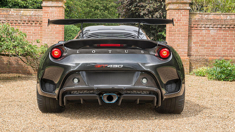 Aerodynamisch optimierter schöner Rücken: Der Heckflügel des neuen Lotus sorgt für reichlich Abtrieb.