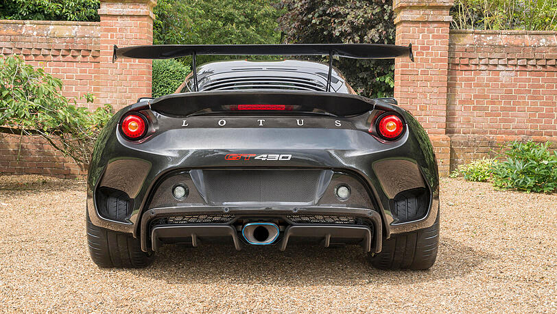 Aerodynamisch optimierter schöner Rücken: Der Heckflügel des neuen Lotus sorgt für reichlich Abtrieb. Aerodynamisch optimierter schöner Rücken: Der Heckflügel des neuen Lotus sorgt für reichlich Abtrieb.
