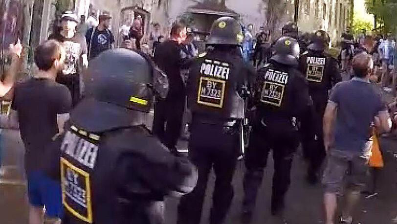Hektisch: Das USK der Polizei stürmt ins Giesinger Bräu im Umfeld des Derbys FC Bayern II gegen den TSV 1860.