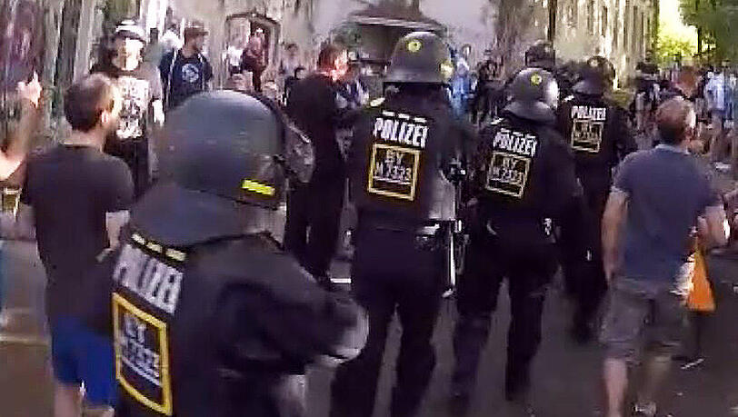 Hektisch: Das USK der Polizei stürmt ins Giesinger Bräu im Umfeld des Derbys FC Bayern II gegen den TSV 1860.