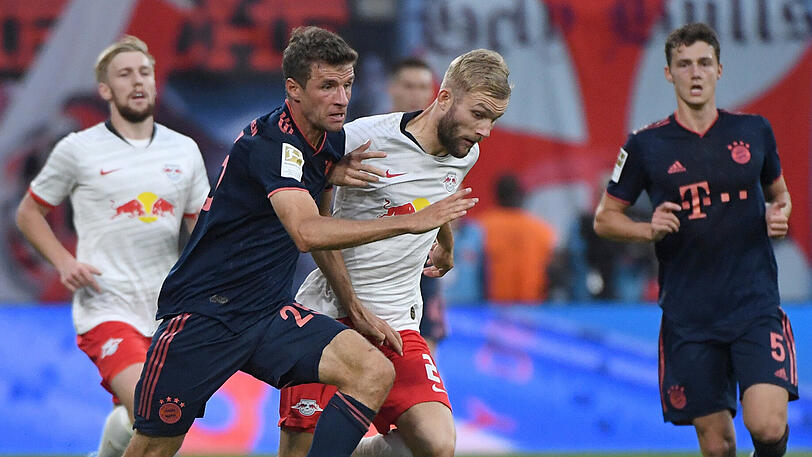 THOMAS MÜLLER - NOTE 3: Hatte während der Länderspielpause Zeit, diesen einen, seinen sensationellen Pass in der 3. Minute zu visualisieren. Spielte Lewandowski vor dessen 1:0 den Ball perfekt in den Lauf &ndash; nun steht Müller, der am Freitag 30. Geburtstag feierte, bei 491 Pflichtspielen für Bayern. Dabei erzielte er 185 Tore und lieferte nun seine 170. Vorlage. Allerdings: Wirklich ballsicher war er ansonsten nicht. Kaum Szenen. Musste nach 63 Minuten duschen.