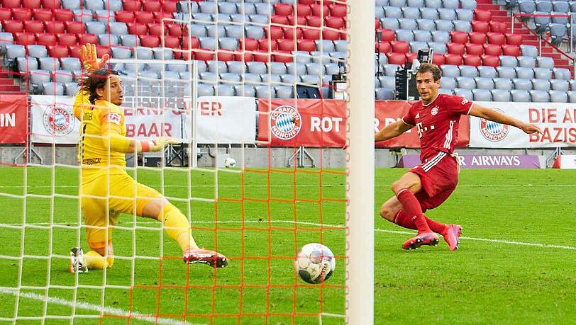 Die Entscheidung gegen Gladbach: Leon Goretzka (r.) trifft nach Pass von Benjamin Pavard zum 2:1, Gladbach-Keeper Yann Sommer ist chancenlos. Die Entscheidung gegen Gladbach: Leon Goretzka (r.) trifft nach Pass von Benjamin Pavard zum 2:1, Gladbach-Keeper Yann Sommer ist chancenlos.