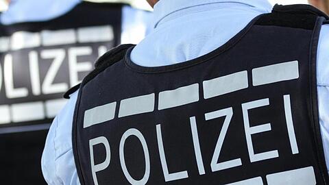 In Polizei-Westen gekleidete Polizisten stehen in der Stadt. Foto: Silas Stein/Archiv