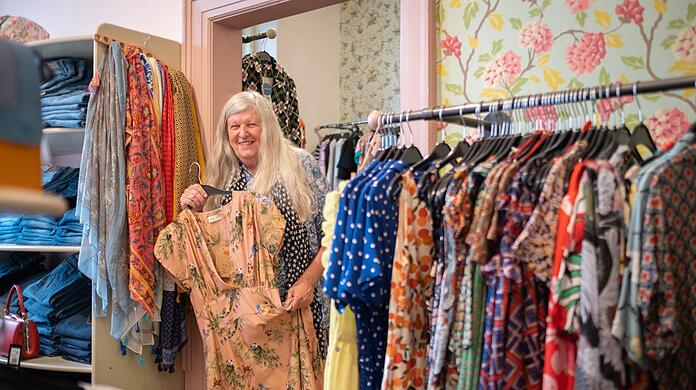 Die Kundinnen von Solweig Zecher im Modeladen Siebter Himmel tragen im Sommer gern bunte Kleider im Vintage-Stil.