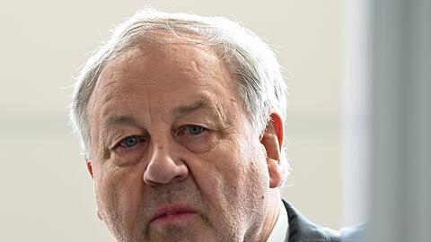 Der Steueranwalt Hanno Berger blickt sich im Gericht um.