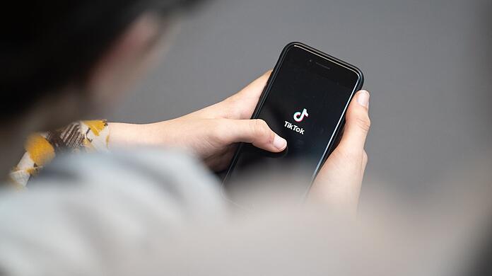 Viele Jugendliche informieren sich über Tiktok.