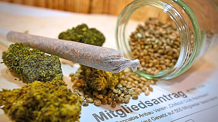 Die Mühlen mahlen langsam: Mitglied in einem Cannabisclub konnte man schon länger werden - doch an Grünes sind die meisten trotz monatlicher Gebühren noch nicht gekommen.
