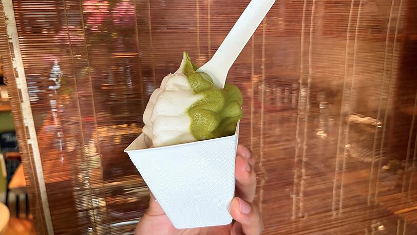 Ein Twist aus Matcha-Eis und einer weiteren Sorte kostet 5,50 Euro. Auch Affogato gibt’s – mit Hojicha-Tee statt Espresso. Ein Twist aus Matcha-Eis und einer weiteren Sorte kostet 5,50 Euro. Auch Affogato gibt’s – mit Hojicha-Tee statt Espresso.