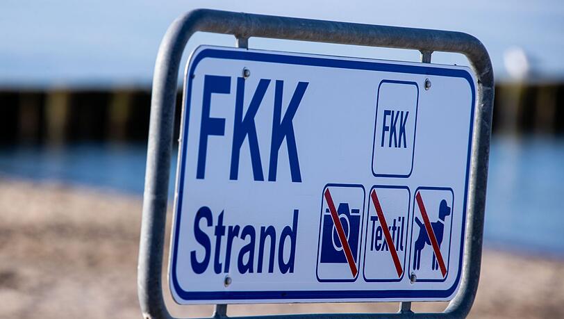 Wenn jemand nackt am Strand liegt, bedeutet das nicht, dass sie oder er dort fotografiert werden darf. (Symbolbild)