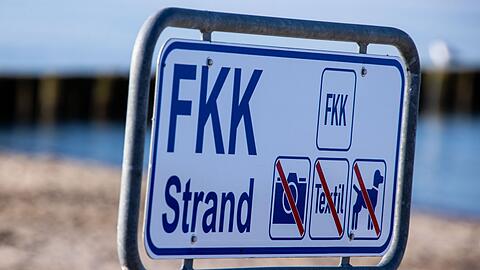 Wenn jemand nackt am Strand liegt, bedeutet das nicht, dass sie oder er dort fotografiert werden darf. (Symbolbild)