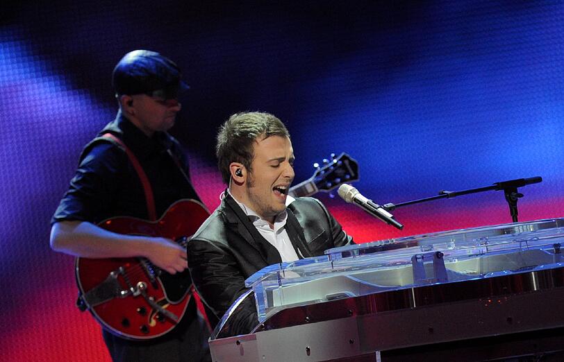 Raphael Gualazzi versucht es jazzig am Klavier auf Italienisch und Englisch.