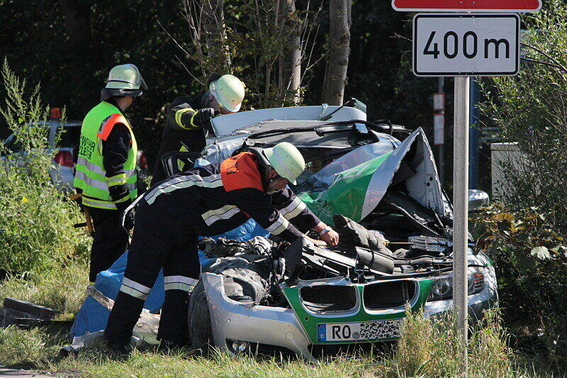 Polizeiwagen kracht in Betonmischer - Die Bilder vom schrecklichen Unfall