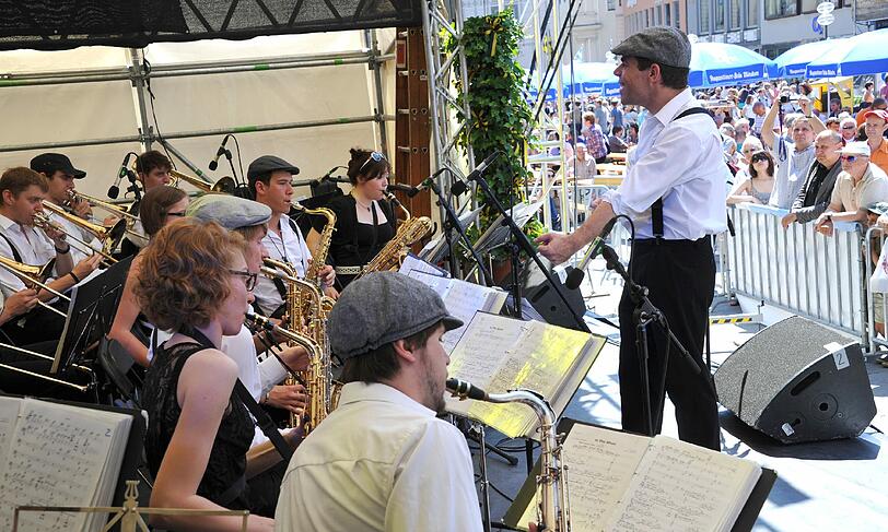 Die Big-Band der Hochschule München sorgt für die musikalische Untermalung.
