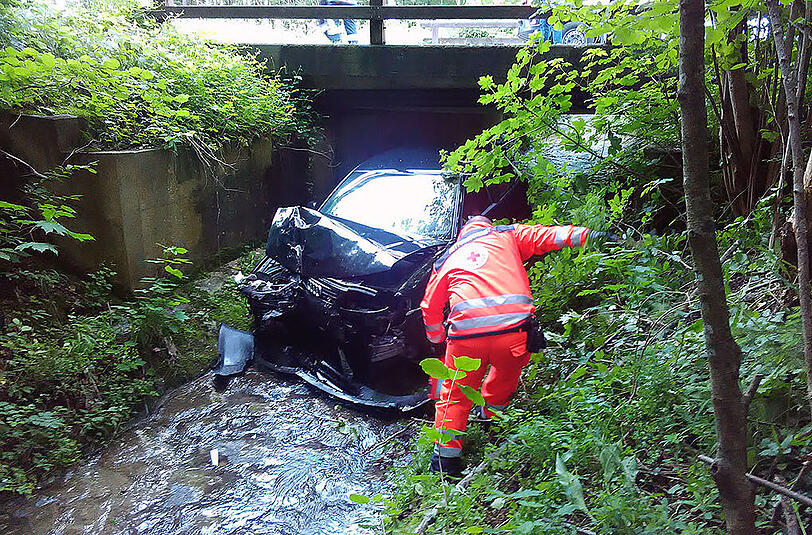 Ein 18-jähriger Fahranfänger stürzte mit seinem Audi in einen Bach. Er wurde leicht verletzt. Die Bilder.