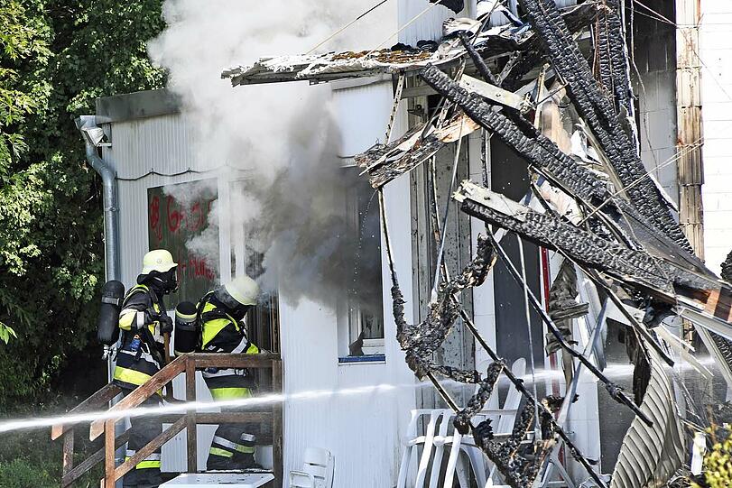 Die Lagerhalle in Markt Indersdorf ist komplett abgebrannt - wie es zu dem Feuer kam, ist aktuell noch unklar. Die Bilder vom Feuerwehreinsatz.