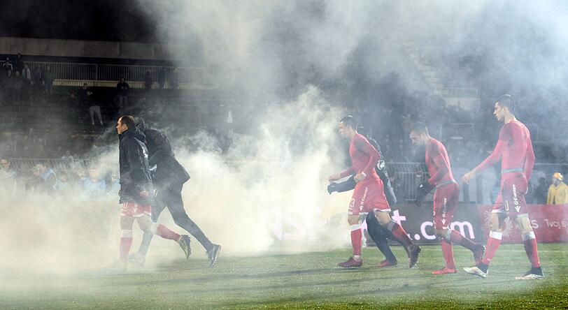 Wenn Fußball zur Nebensache wird: Beim Belgrader Derby zwischen Roter Stern und Partizan kam es zu heftigen Ausschreitungen. 17 Personen wurden dabei verletzt. Die Bilder.