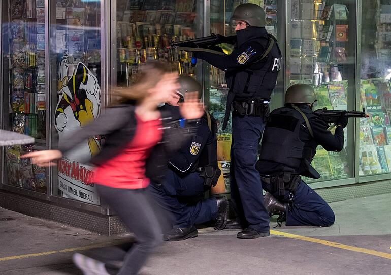 Schreckensszenario Terroranschlag - die Münchner Polizei probt den Ernstfall in einer mehrstündigen Übung am Hauptbahnhof - die Bilder.