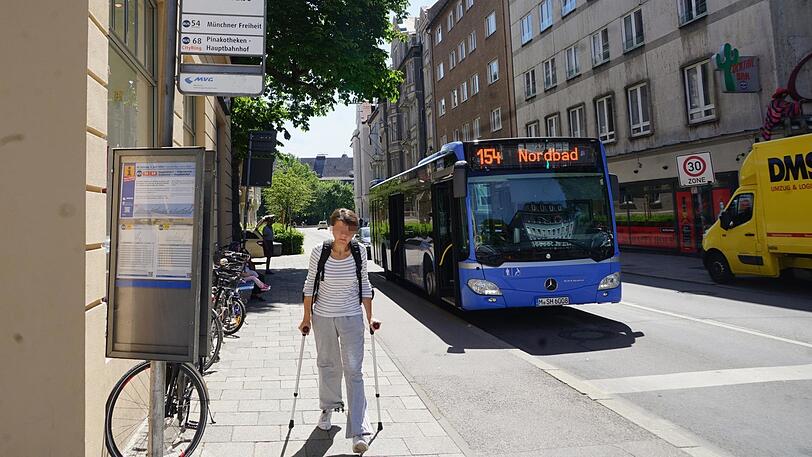 Wer in den Bus steigt, sollte darauf achten, sich immer gut festzuhalten.