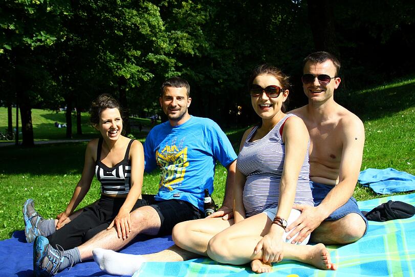 Und hier gleich zwei: Aga, Lucas, Thomas und Ela genießen ihren Westpark.