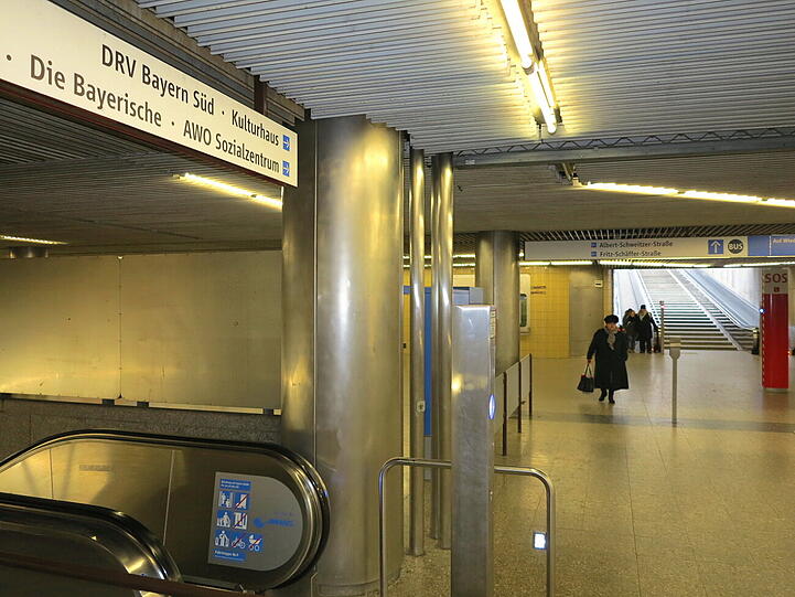Die falsche Pfeilrichtung zeigt Richtung Busstation statt zur DRV (ist Richtung links).