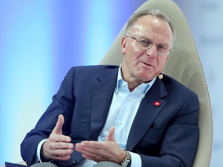 Karl-Heinz Rummenigge, Vorsitzender von Bayern München, beantwortet Fragen eines Moderators. Foto: Roland Weihrauch/Archiv