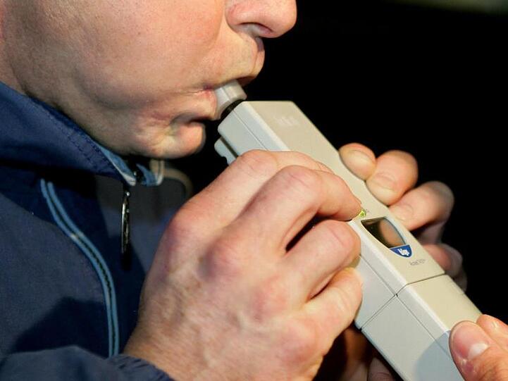 Ein Alkoholtest bei einem Mann wird während einer Polizeikontrolle durchgeführt. Foto: Uli Deck/Archivbild
