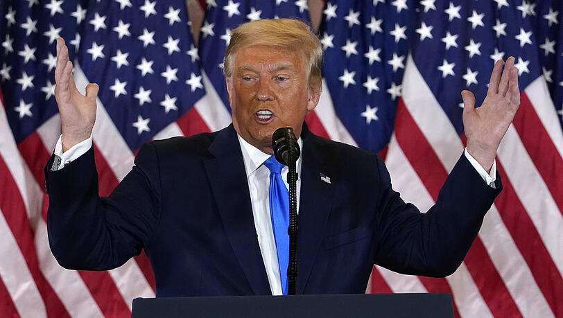 U-Präsident Donald Trump spricht am frühen Mittwochmorgen im Ostsaal des Weißen Hauses.
