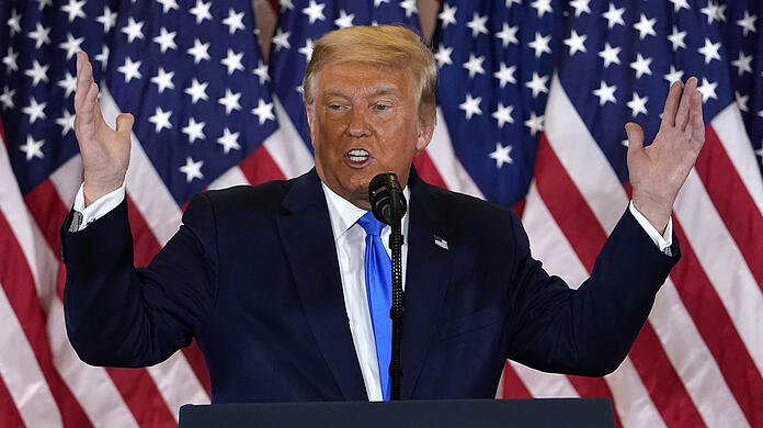 U-Präsident Donald Trump spricht am frühen Mittwochmorgen im Ostsaal des Weißen Hauses.
