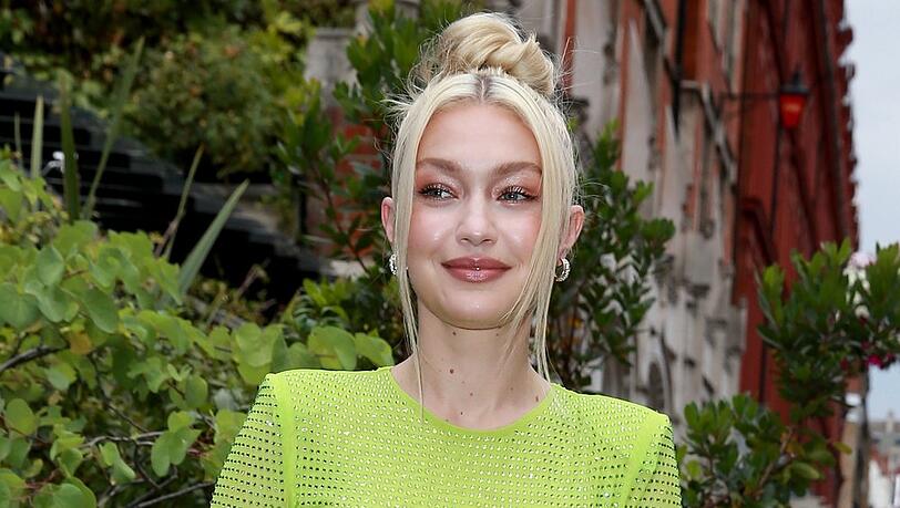 Gigi Hadid zeigt sich bei einem Event der britischen "Vogue" mit angesagten Chin Bangs.