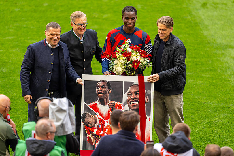 Nicolas Jackson (2.v.r.) bei seiner Verabschiedung vom FC Bayern mit Sportvorstand Max Eberl, dem Vorstandsvorsitzenden Jan-Christian Dreesen und Sportdirektor Christoph Freund (v.l.).