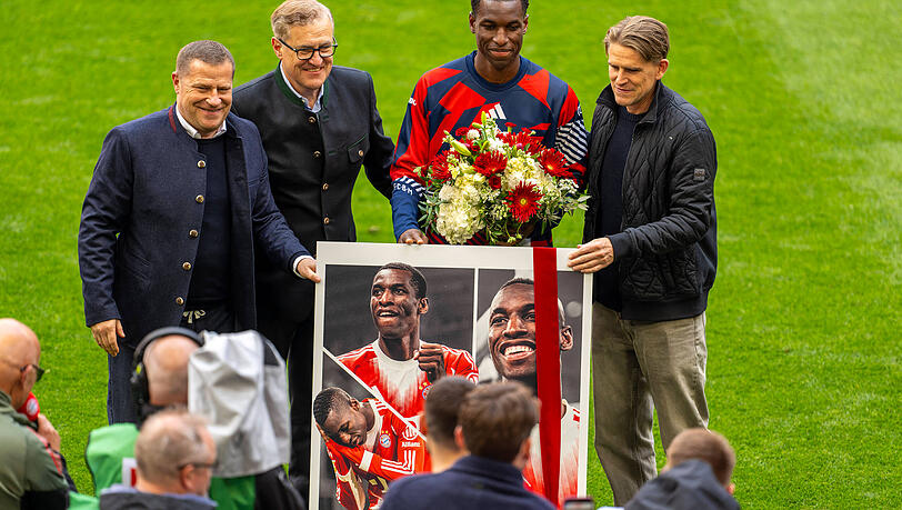 Nicolas Jackson (2.v.r.) bei seiner Verabschiedung vom FC Bayern mit Sportvorstand Max Eberl, dem Vorstandsvorsitzenden Jan-Christian Dreesen und Sportdirektor Christoph Freund (v.l.).