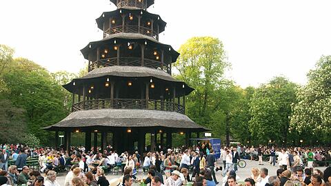 2. Platz: Hier halten die Münchner besonders gerne Maß: Der Biergarten am Chinesischen Turm belegt den 2. Platz beim großen AZ-Wettbewerb. &bdquo;Der Chinaturm steht für sein multikulturelles Publikum und traditionelle bayerische Küche&ldquo;, sagt Wirtin Antje Schneider.
