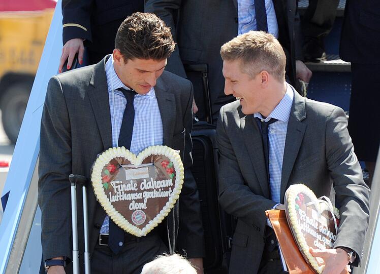 Die Fluggesellschaft gratuliert Schweinsteiger & Co in Form von Wiesn-Herzerl?n.