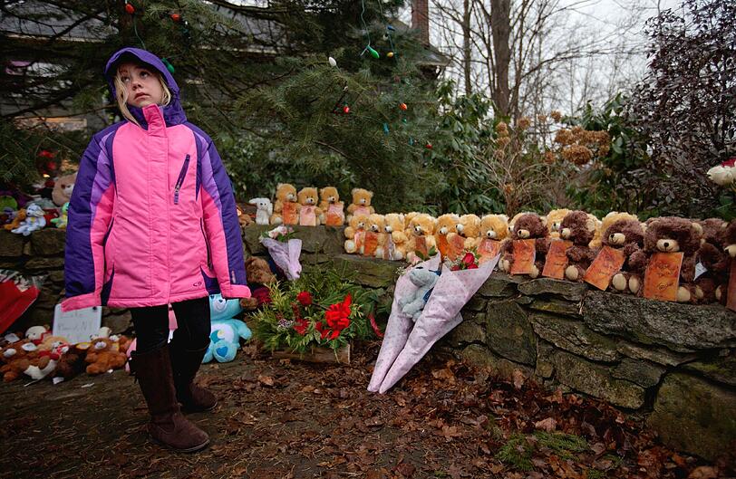 Nach dem Blutbad an der Grundschule haben Trauernde 26 Teddybären aufgestellt. Jeder Bär repräsentiert eines der Opfer, die bei dem Attentat ums Leben kamen.