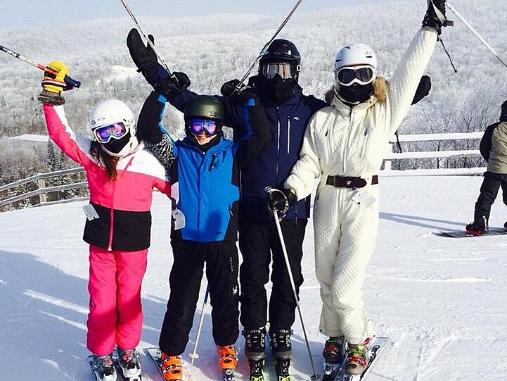 Harmonie und Spaß pur: Michael Douglas und seine Familie beim Wintersport