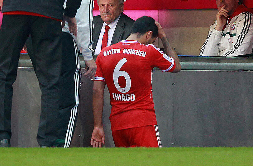 Nicht schon wieder: Bayerns Thiago verletzte sich erneut am rechten Knie und muss wieder unter Messer.