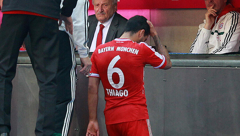 Nicht schon wieder: Bayerns Thiago verletzte sich erneut am rechten Knie und muss wieder unter Messer. Nicht schon wieder: Bayerns Thiago verletzte sich erneut am rechten Knie und muss wieder unter Messer.