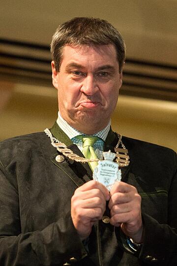 Nahm die Kette mit Dankbarkeit entgegen: Markus Söder (CSU).