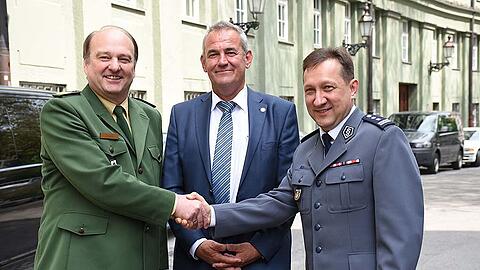 Gute Zusammenarbeit: Polizeipräsident Hubertus Andrä, Kriminaldirektor Clemens Merkl, Leiter des Kriminalfachdezernats 3, stellv. Präsident des Polizeipräsidiums Warschau Robert Zebrowski  (v.l.).