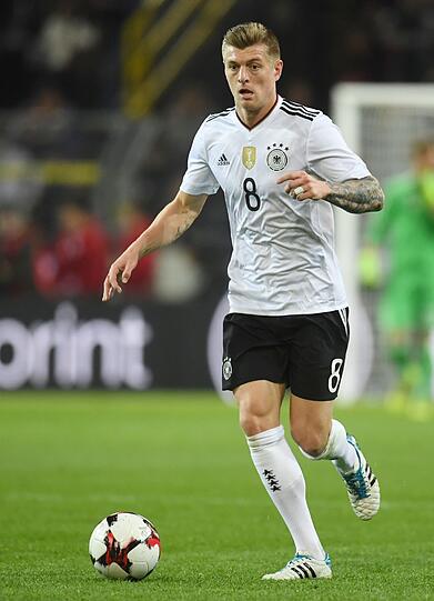 Toni Kroos - Note 3: Der Star von Real Madrid riss sich kein Bein aus in diesem Test. Konnte nicht wie gewohnt sein Passspiel aufziehen, hatte einen richtig guten Chip-Ball auf Poldi im Programm.