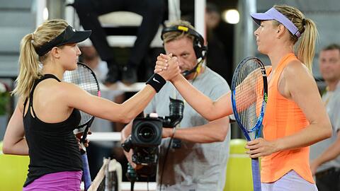 Shakehands: Eugenie Bouchard und Maria Sharapova (rechts).