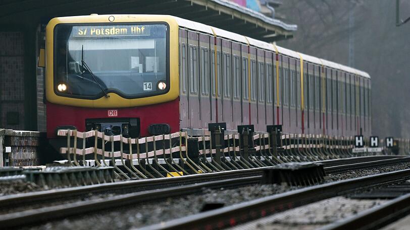 Eine S-Bahn fährt in den Bahnhof Babelsberg bei Potsdam (Brandenburg) ein. (Symbolbild)