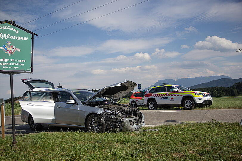 Bei einem Unfall an einer Kreuzung in Weildorf ist am Freitag eine Person schwer verletzt worden. Ein Mercedes-Fahrer hatte einen Skoda übersehen - es kam zum Zusammenstoß.