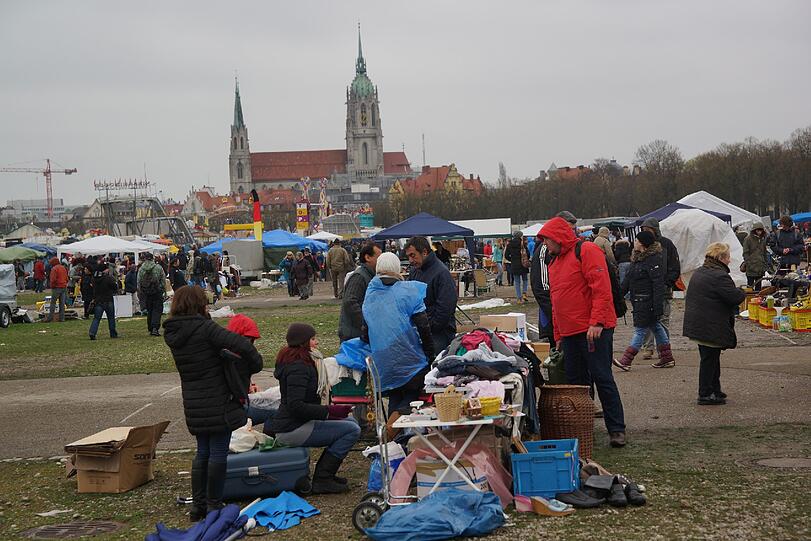 Die Bilder vom BRK Flohmarkt auf der Theresienwiese.